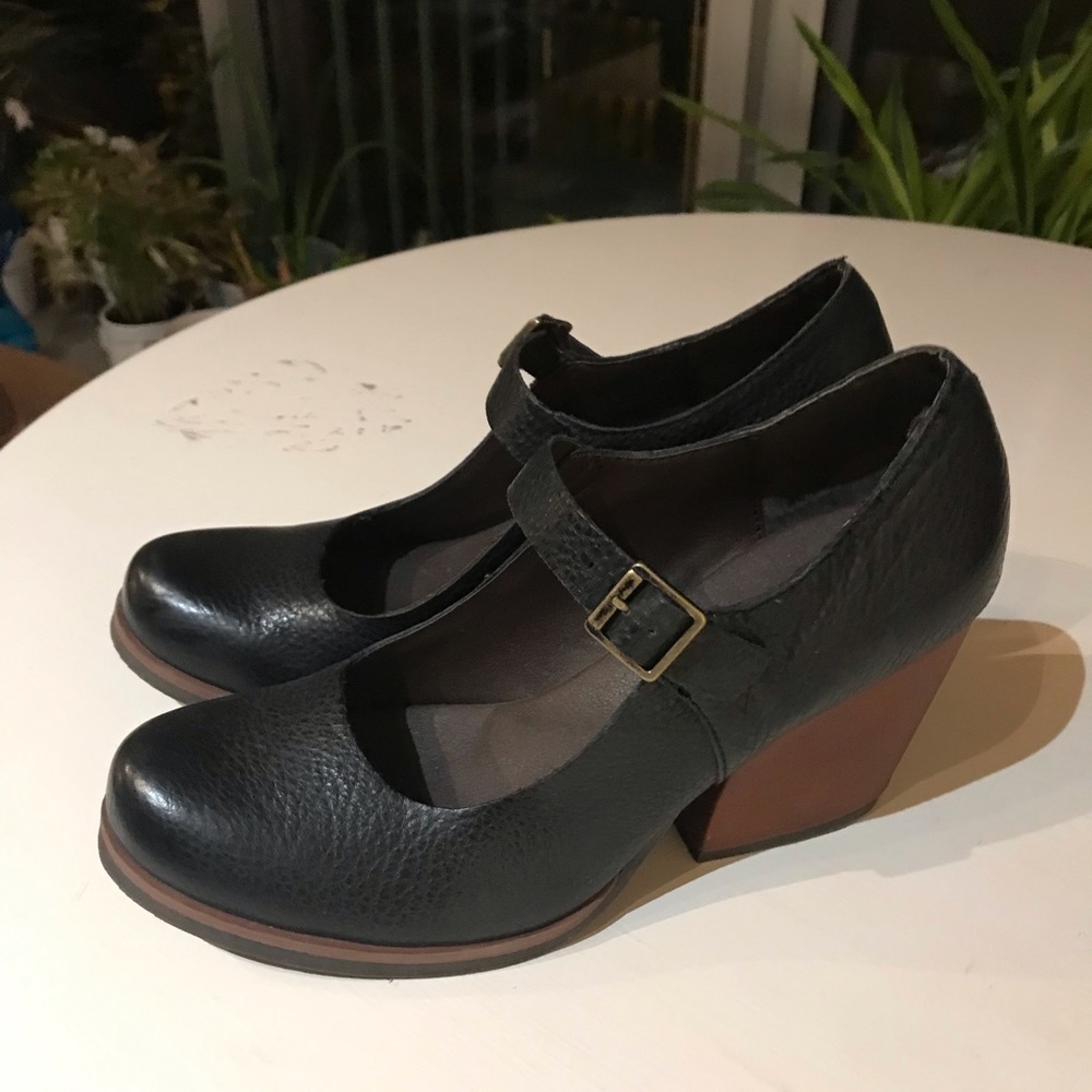 Korks womens black + rust leather Mary Janes size 9